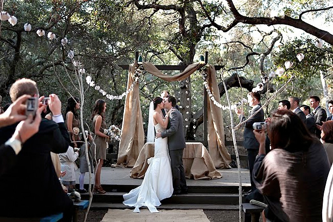 A rustic backdrop with strings of cotton via Green Wedding Shoes