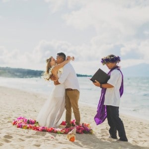 hawaiian-wedding-officiant-on-beach-in-maui