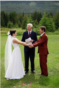 wedding-officiant-with-couple-outdoors-at-mountain-resort