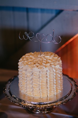 1-tier white wedding cake with 