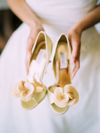 Badgley Mischka Thora pump