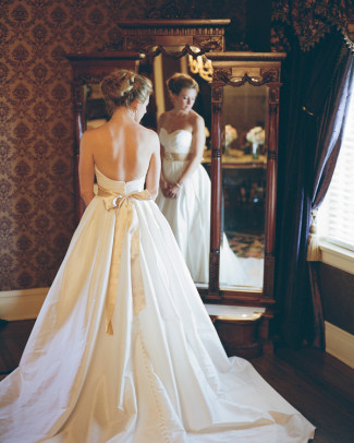 Bride getting ready in Tate House Mansion in Georgia 