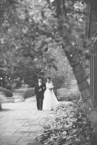 Father walking his daughter down the aisle at Darby House in Ohio 