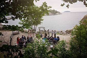 Outdoor wedding ceremony at Whytecliff Park