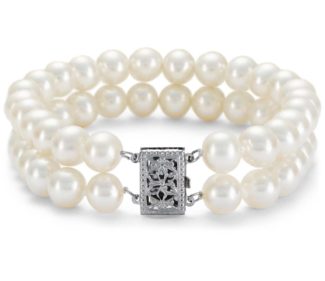guide to must have wedding morning gifts for the bride