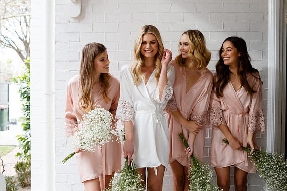 guide to must have wedding morning gifts for the bride