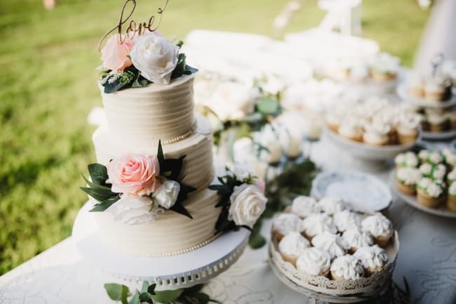 Neutral Palette Wedding in Valley of Wisconsin feature