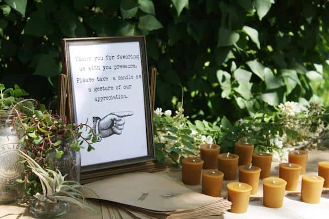 bougies en cire d'abeille sur table de faveur de mariage
