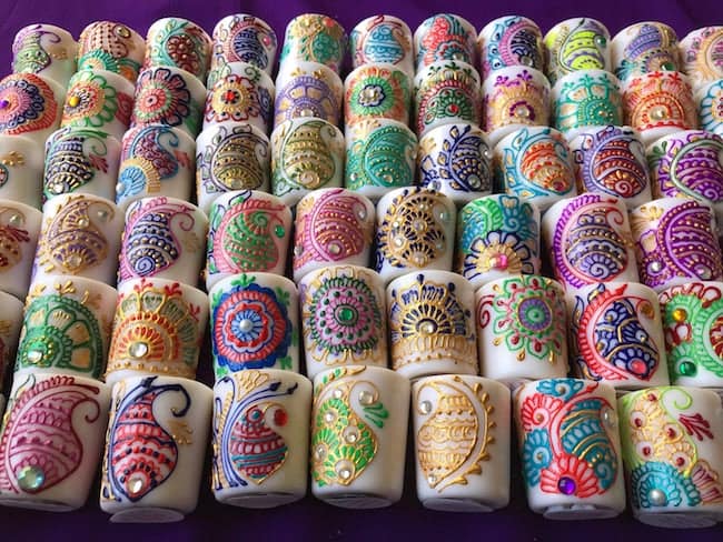 bougies au henné en plusieurs couleurs et embellissements en strass