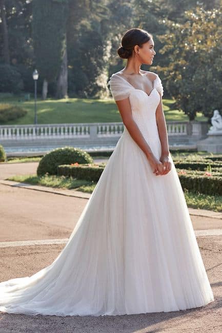 Swan wedding dress, sweetheart neckline fit and flare silhouette. Open  back. — Daci Gowns