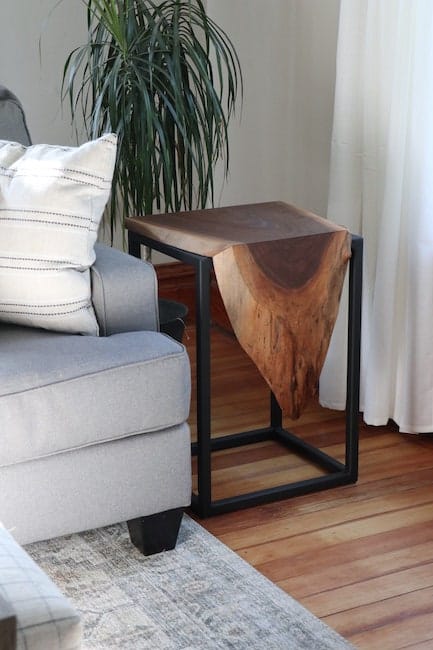Table d'appoint cube cascade en noyer Live Edge