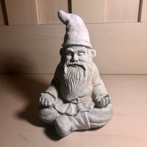 Gnome en béton méditant