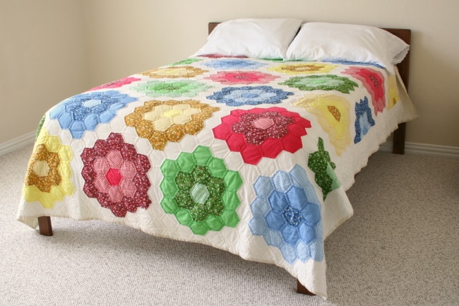 couette colorée sur le lit